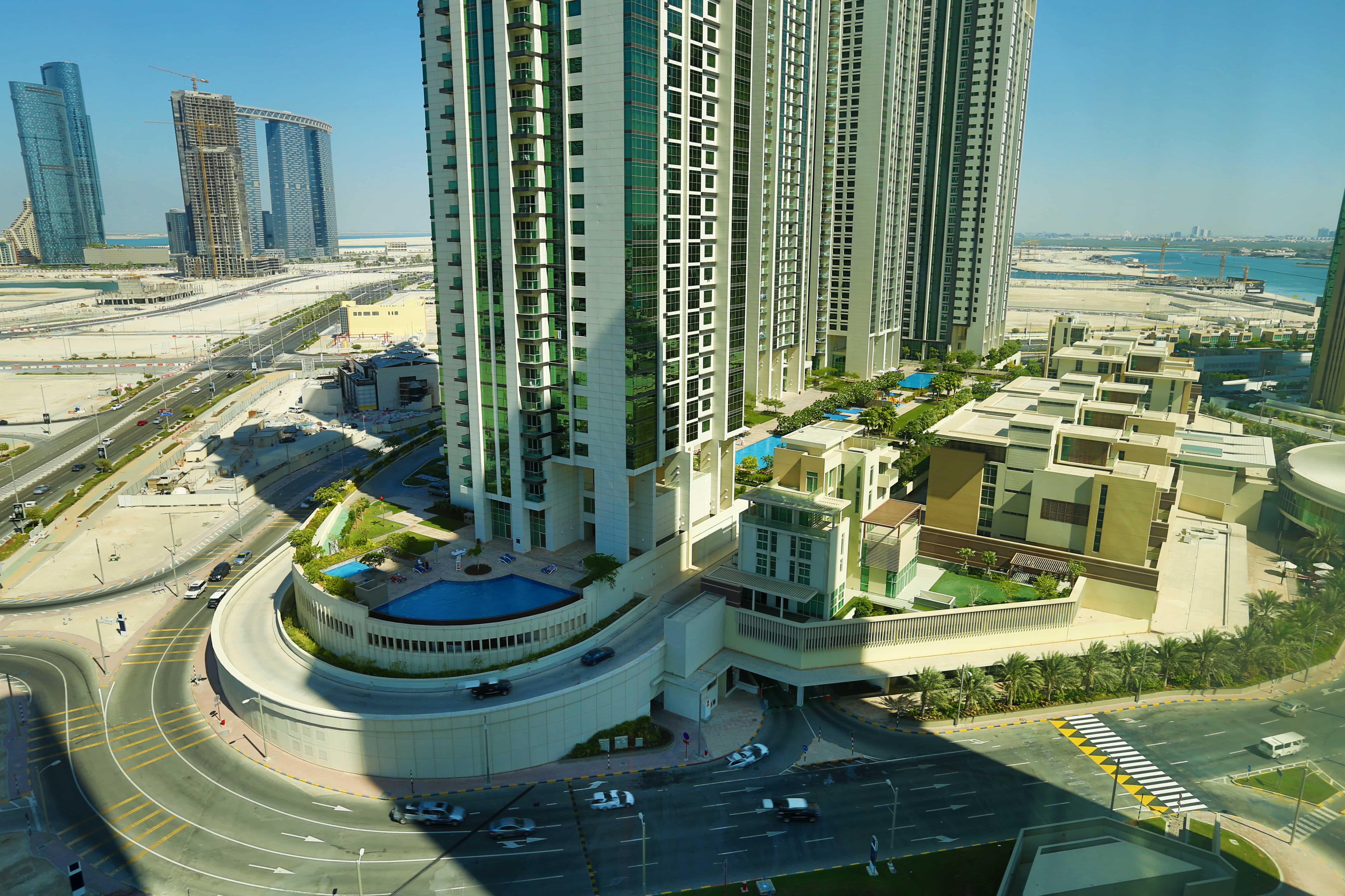 Marina promenade near Ocean Terrace Tower Al Reem Island – premium Abu Dhabi real estate location.